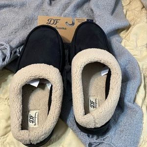 Men’s Dearfoams slippers. New with tags. Clean home, smoke free environment.